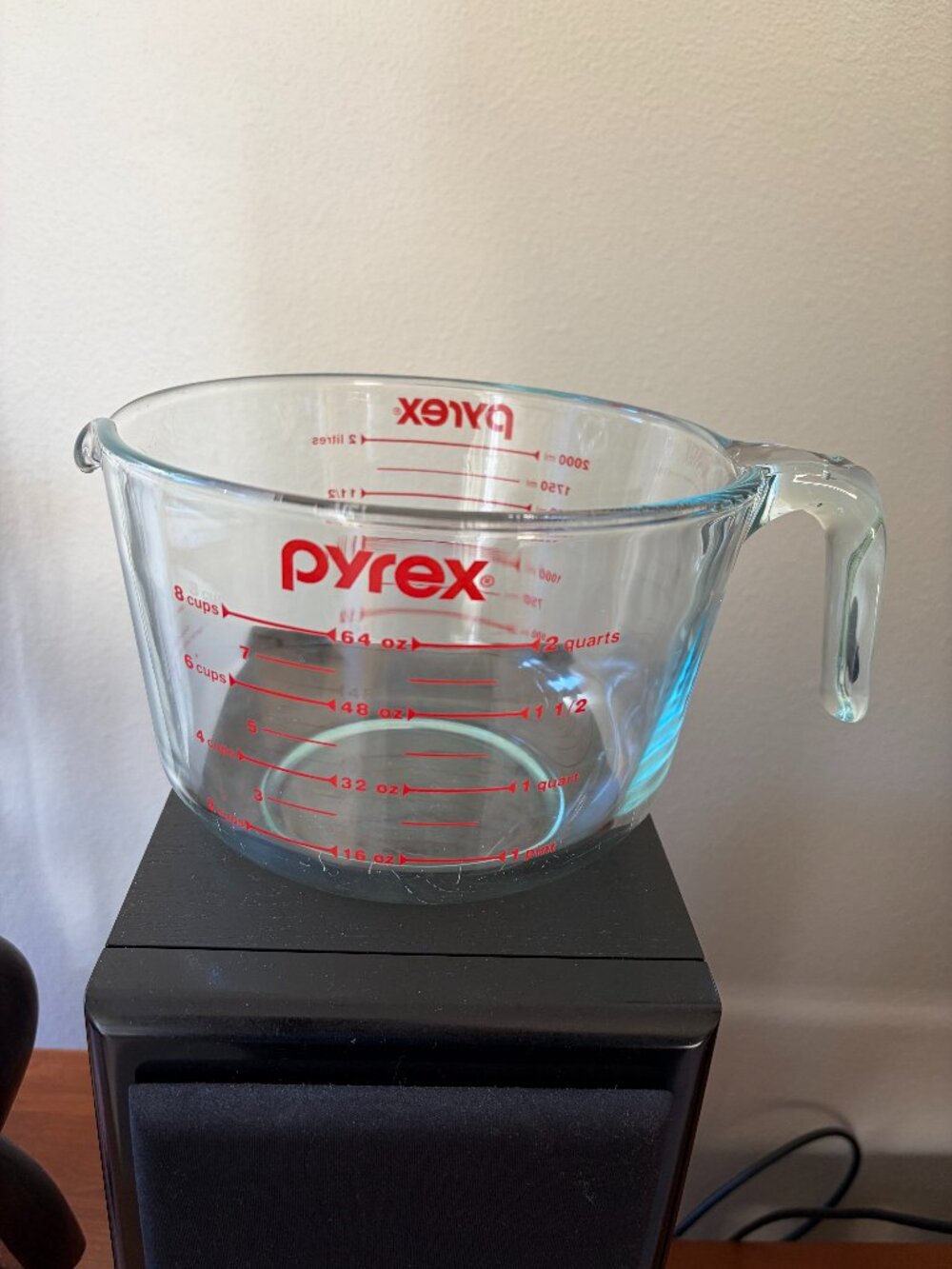 Pyrex 8 Cup/64 ounce 2 liter glass measuring cup batter mixing bowl w/ handle.